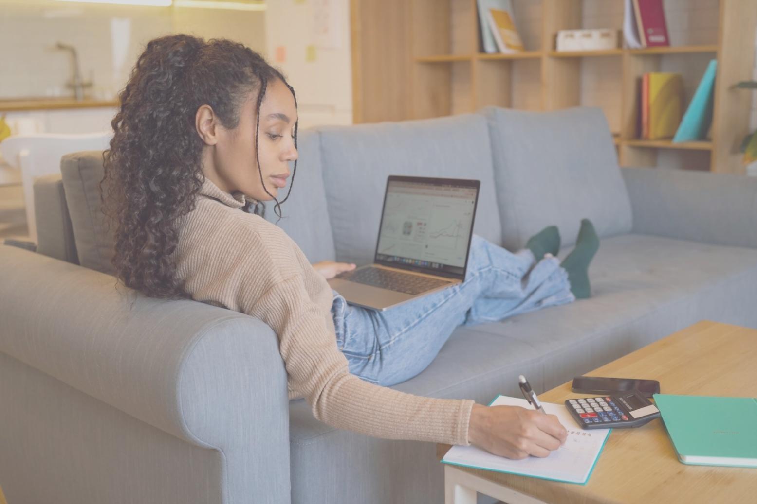 Família portuguesa planeando o seu futuro financeiro